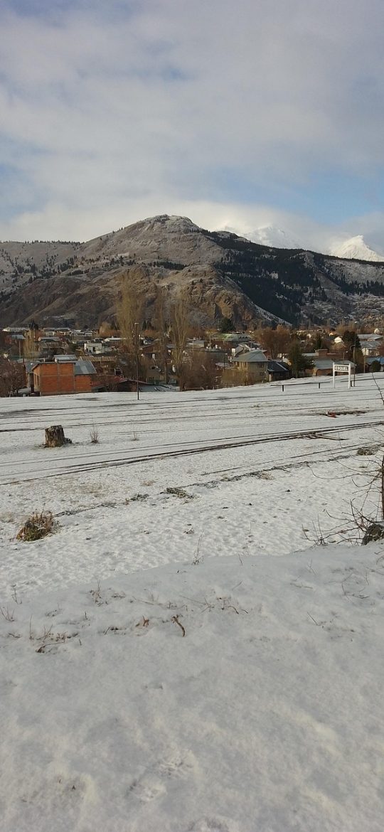 落地价试算界面，裸车价、购置税、保险、上牌、装饰、贷款利息逐项列明，底部显示合计总额与月供